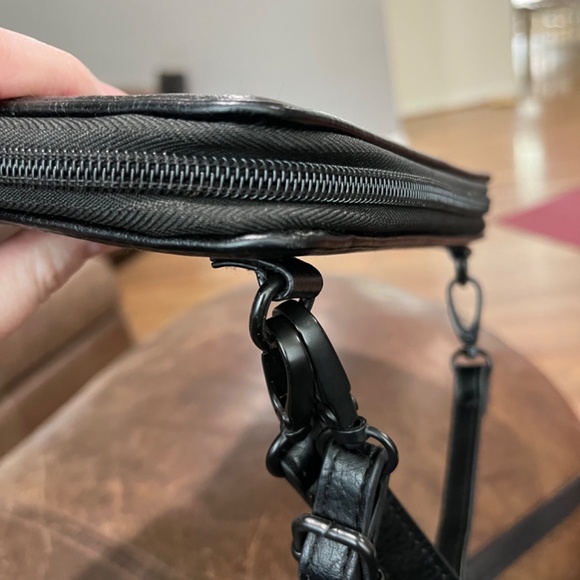 BEIS The Travel Wallet in Black - Picture 6 of 9